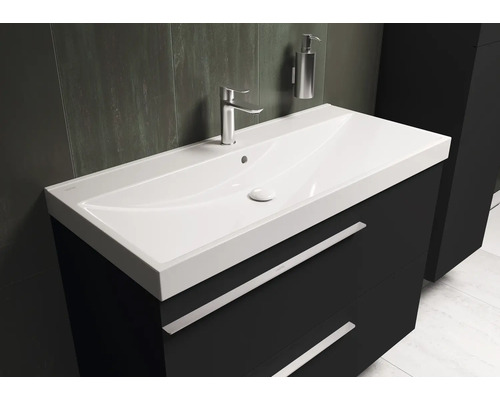 Wastafel met onderkast en kraan in de badkamer