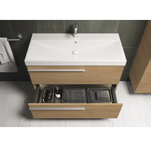 Wastafelonderkast met open lade, wastafel, kraan en badkamerbenodigdheden voor een georganiseerde badkamer