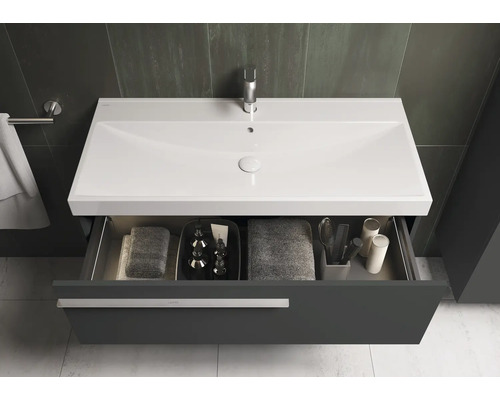 Wastafelmeubel met open lade in badkamer