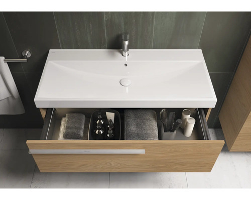 Wastafelonderkast met open lade en badkamerbenodigdheden