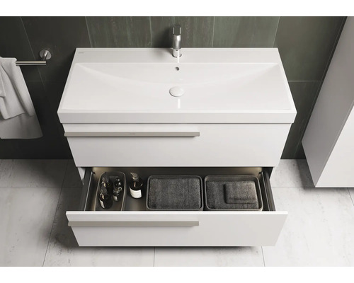 Witte wastafelonderkast met open lade in de badkamer