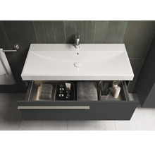 Wastafelmeubel met open lade, met handdoeken en badkameraccessoires