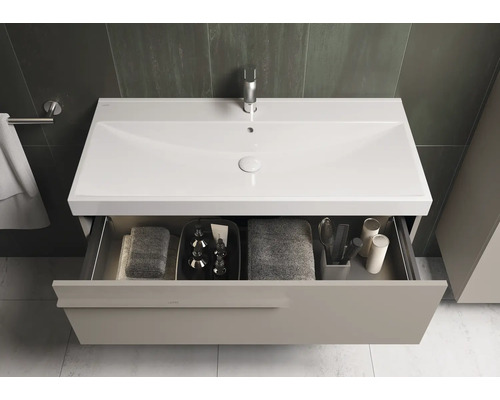 Wastafelonderkast met open lade in de badkamer