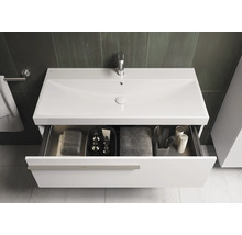 Wastafelmeubel met open lade, handdoeken en badkameraccessoires