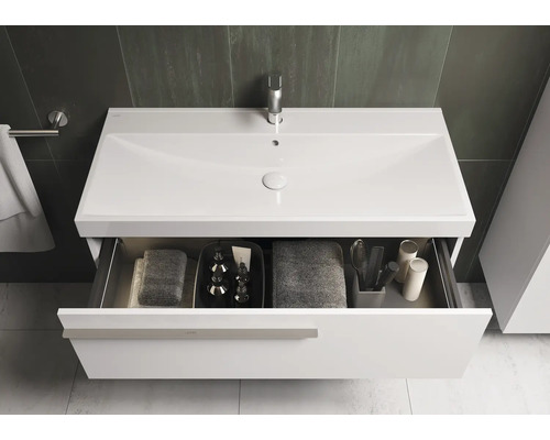 Wastafelmeubel met open lade, handdoeken en badkameraccessoires