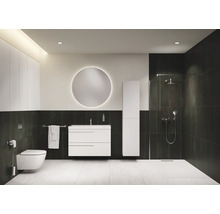 Moderne badkamer met douche, wastafel, spiegel en toilet.