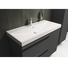 Wastafelmeubel met kraan en zeepdispenser in de badkamer