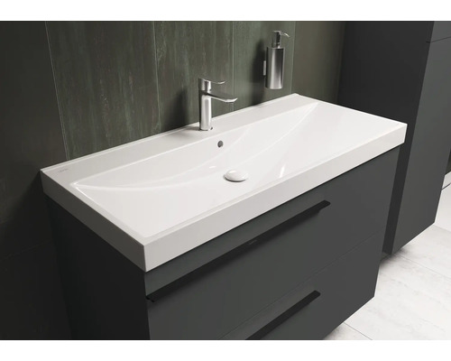 Wastafelmeubel met kraan en zeepdispenser in de badkamer