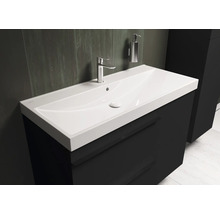 Wastafel met kraan en zeepdispenser in de badkamer