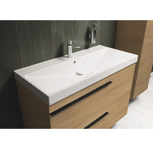 Wastafelonderkast met wastafel en kraan in de badkamer