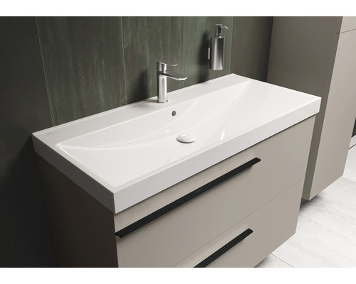 Wastafelmeubel met wastafel, kraan en ladeonderkast voor de badkamer.