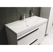 Witte wastafel met twee lades, kraan en zeepdispenser