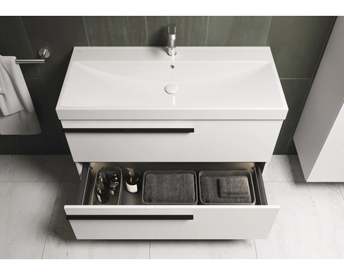 Wastafelonderkast met open lade in badkamer