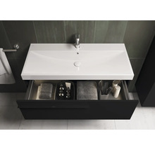 Wastafelmeubel met open lade, wastafel, kraan en handdoeken in de badkamer