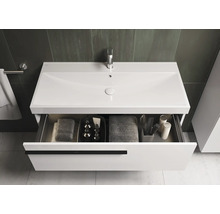 Wastafel met open lade, handdoeken en cosmetica in de badkamer