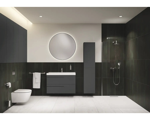 Moderne badkamer met toilet, wastafel, spiegel en douche.