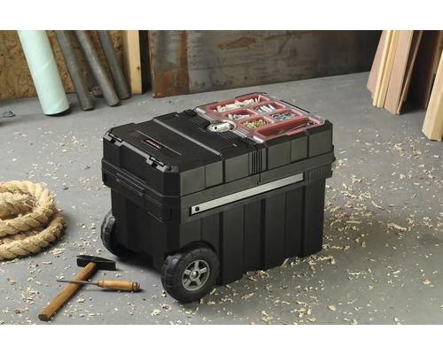 Gereedschapskist met wielen, hamer en touw
