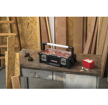 Pattfield gereedschapskoffer met diverse gereedschappen op een werkbank