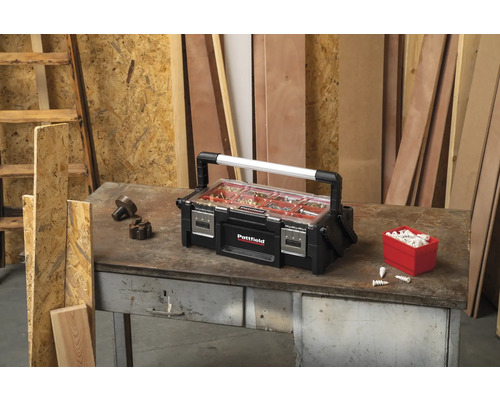 Pattfield gereedschapskoffer met diverse gereedschappen op een werkbank