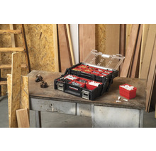 Pattfield gereedschapskoffer met schroeven, pluggen en kleine onderdelen op werkbank