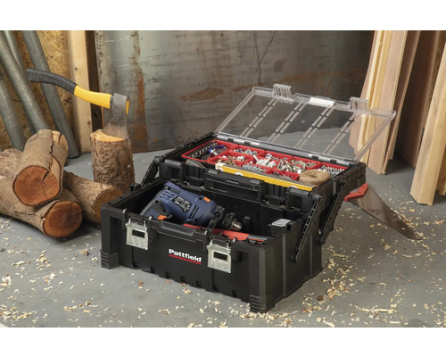 Open zwarte gereedschapskist met gereedschap, een bijl en hout