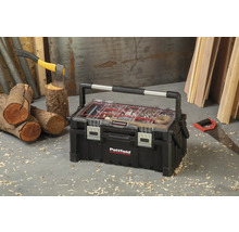 Pattfield gereedschapskist met schroeven en spijkers naast een bijl en een zaag