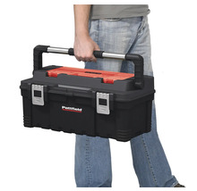 Een persoon draagt een gereedschapskist van het merk Pattfield.