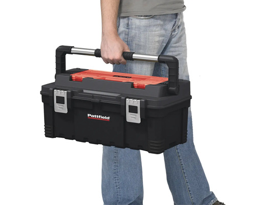 Een persoon draagt een gereedschapskist van het merk Pattfield.