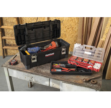 Geopende gereedschapskist met gereedschap en assortimentsdoos