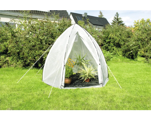 Tuinscene met een kleine folietunnel die planten beschermt
