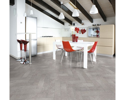 Lichte keuken met eettafel, stoelen en vinylvloer in visgraatmotief