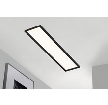 Rechthoekige plafondlamp met zwart frame aan het plafond