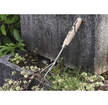 Tuingereedschap met houten handvat en drie tanden om de grond los te maken