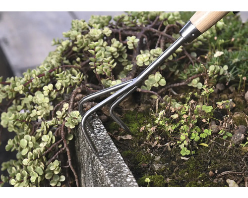 Handhark in gebruik in de tuin