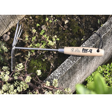 For Q tuinfrees van roestvrij staal met houten handvat in de tuin