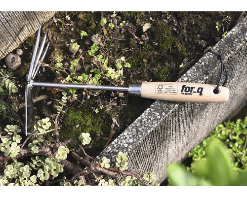 For Q tuinfrees van roestvrij staal met houten handvat in de tuin