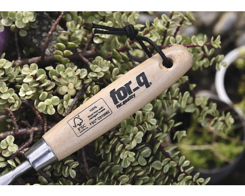 for_q Logo op een houten tuingereedschap met FSC-keurmerk