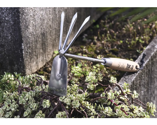 Tuingereedschap met houten handvat en metalen kop