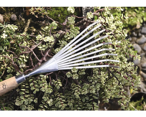 Metalen bladhark met houten handvat voor groene planten