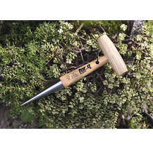 Plantstok van hout en metaal op planten