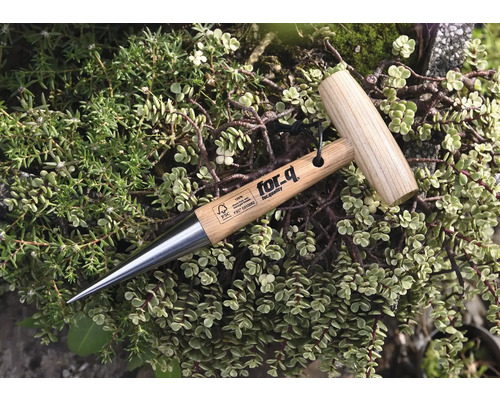 Plantstok van hout en metaal op planten