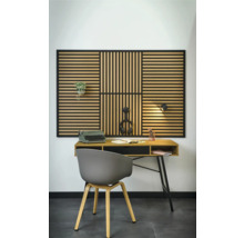 Werkkamer met houten lambrisering, bureau en stoel