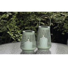 Twee decoratieve windlichten met LED kaarsen op een tafel