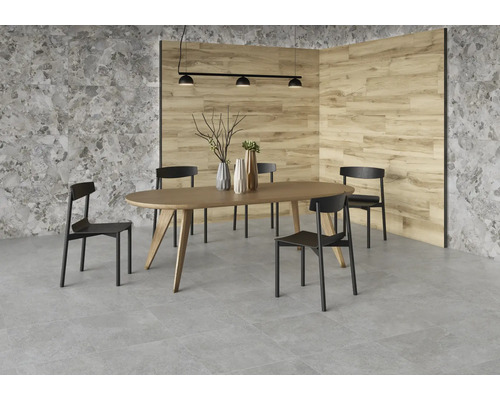 Eetkamer met eettafel, stoelen en wandtegels in steenlook en houtlook