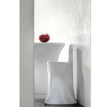 Tafel en stoel met stretchhoes en bloemenschaal