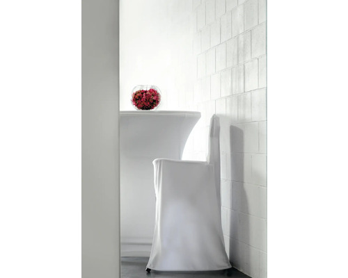 Tafel en stoel met stretchhoes en bloemenschaal