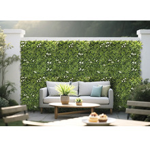 Decoratieve groene plantenwand met bank buiten