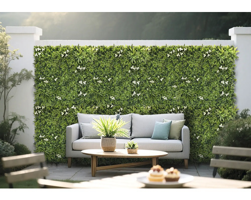Decoratieve groene plantenwand met bank buiten
