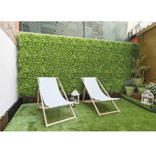 Tuin met kunstgras, privacyscherm en twee ligstoelen