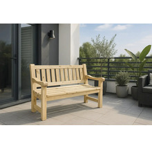 Houten tuinbank op een terras met planten en balkon